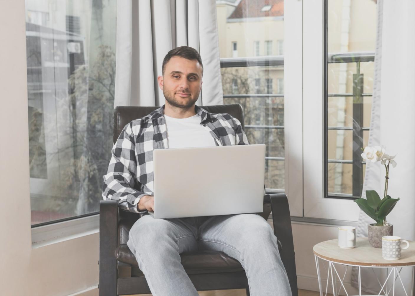 Moderne Büroumgebung mit Finanzcharts und Analysedaten